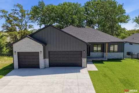 1044 Tuscan Trl, Hickman, NE 68372