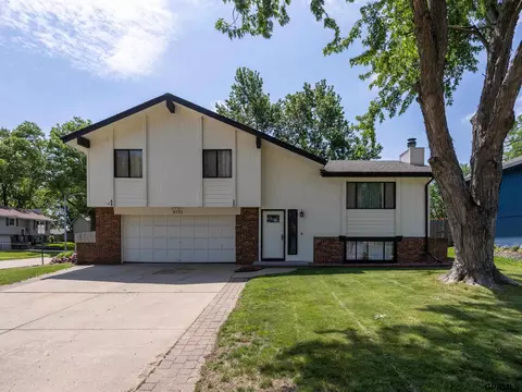 8733 Bayberry Rd, La Vista, NE 68128