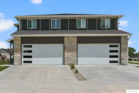 910 Titan Dr, Hickman, NE 68372