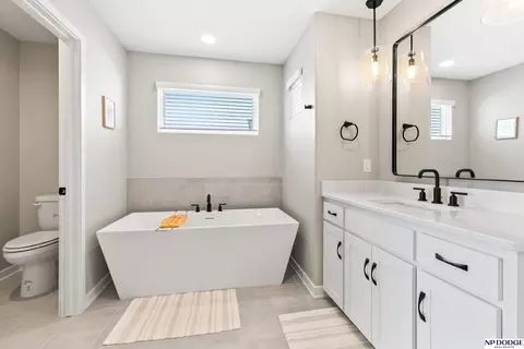 Bath - 19055 Murifield Cir, Omaha, NE 68136 photo 3 of 5