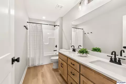 Bath - 19055 Murifield Cir, Omaha, NE 68136 photo 4 of 5