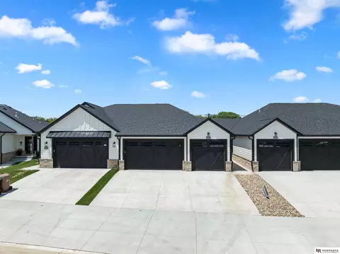 9127 Hillcrest Trl, Lincoln, NE 68520