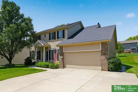 212 Castle Pine Dr, Papillion, NE 68133