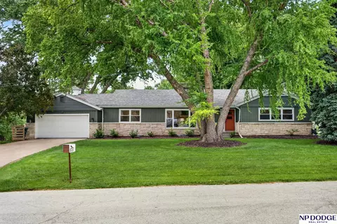 8757 Shamrock Rd, Omaha, NE 68114