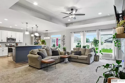 9716 Osprey Ln, Papillion, NE 68046