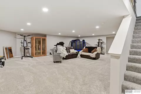 9716 Osprey Ln, Papillion, NE 68046