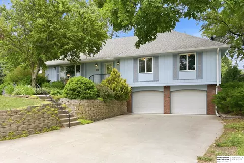 8162 Spaulding Cir, Omaha, NE 68134