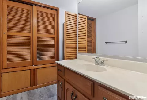 Bath - 1107 N 13th St, Beatrice, NE 68310 photo 2 of 4