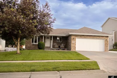 8631 Lavender Cir, Lincoln, NE 68505