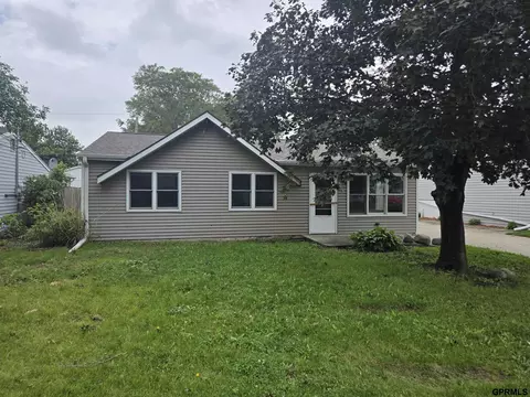4013 Twin City Dr, Council Bluffs, IA 51501