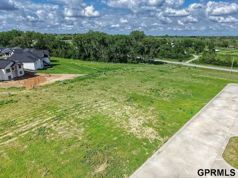 1932 Titan Pl, Hickman, NE 68372