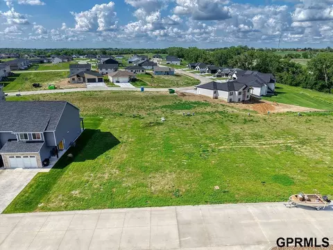 1942 Titan Pl, Hickman, NE 68372