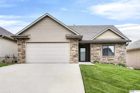 10615 Hillcrest Dr, La Vista, NE 68128