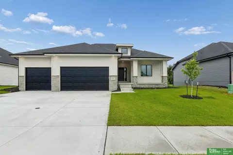 12383 Windsor Dr, Papillion, NE 68046