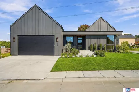 8440 Birkett Pl, Lincoln, NE 68516