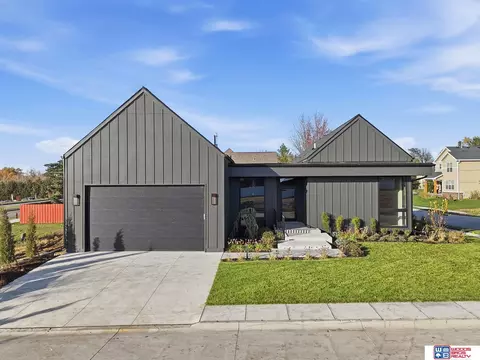 8440 Birkett Pl, Lincoln, NE 68516