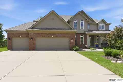 16163 Pinkney St, Omaha, NE 68116