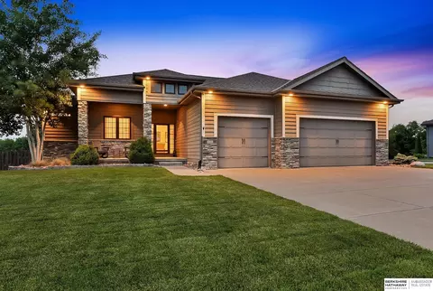 8102 S 194th St, Gretna, NE 68028