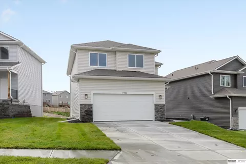7921 N 94th St, Omaha, NE 68122