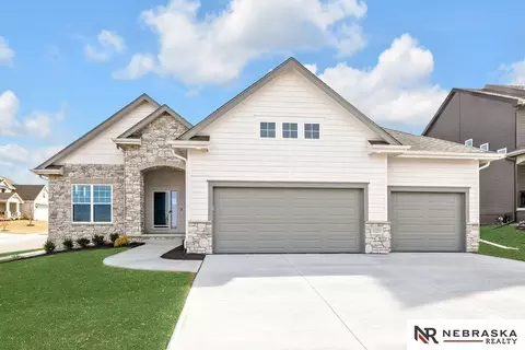 21351 Elk Ridge Cir, Papillion, NE 68046