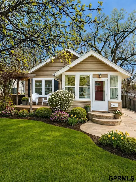 6025 Parker St, Omaha, NE 68104