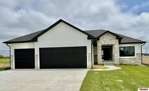 9230 Castle Pine Dr, Lincoln, NE 68516