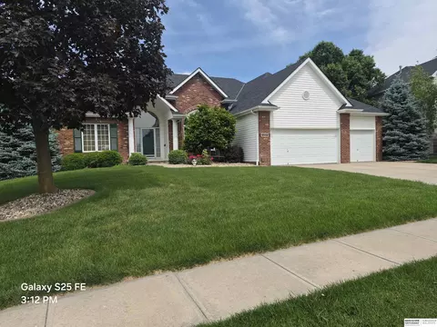 1208 Norton Dr, Papillion, NE 68046
