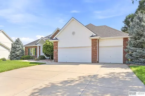 1208 Norton Dr, Papillion, NE 68046