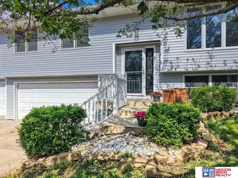 5200 Tipperary Trl, Lincoln, NE 68512
