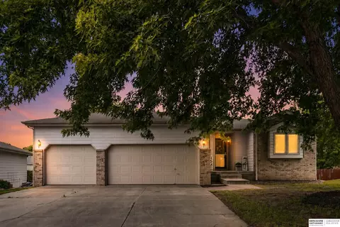 5320 NW Tudor Ln, Lincoln, NE 68521