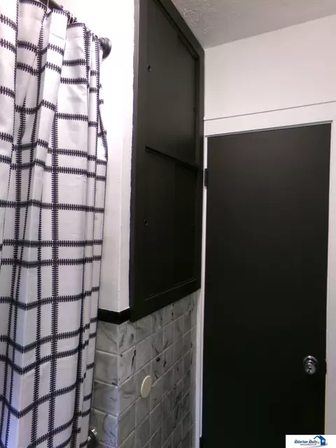 Bath - 1708 Grant St, Beatrice, NE 68310 photo 2 of 6