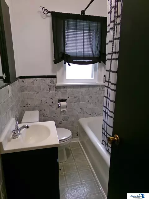 Bath - 1708 Grant St, Beatrice, NE 68310 photo 1 of 6