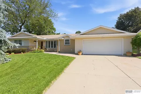 11032 Hilltop Ave, Omaha, NE 68164