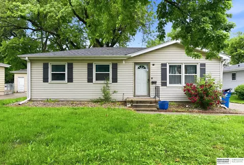 8660 Westridge Dr, Omaha, NE 68124