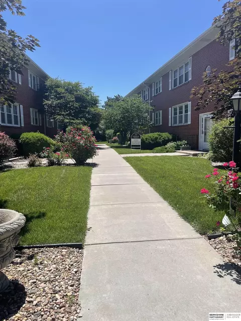 9105 Arbor St #3, Omaha, NE 68124