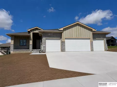 11002 S 101st St, Papillion, NE 68046