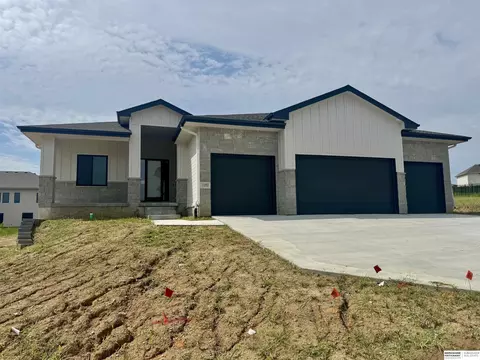 11002 S 101st St, Papillion, NE 68046