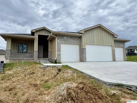 11002 S 101st St, Papillion, NE 68046