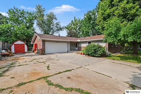 2327 S Canterbury Ln, Lincoln, NE 68512