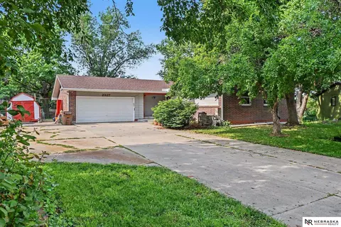 2327 S Canterbury Ln, Lincoln, NE 68512