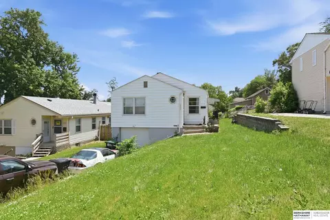 3115 Grebe St, Omaha, NE 68112