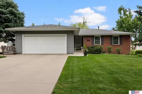 6111 Fleetwood Dr, Lincoln, NE 68516