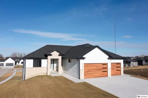 8700 Honeybee Ln, Lincoln, NE 68526