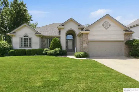 17617 Leavenworth St, Omaha, NE 68118