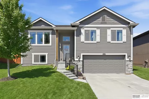7716 N 147th Avenue Cir, Bennington, NE 68007