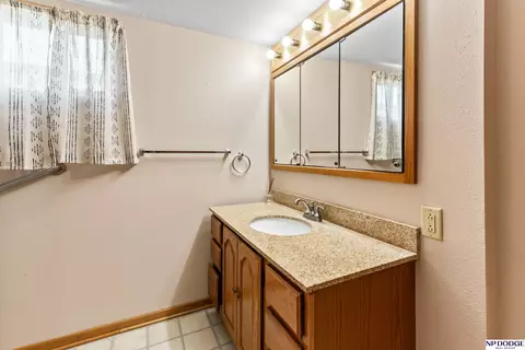 Bath - 308 Rangeline Rd, Snyder, NE 68664 photo 1 of 2