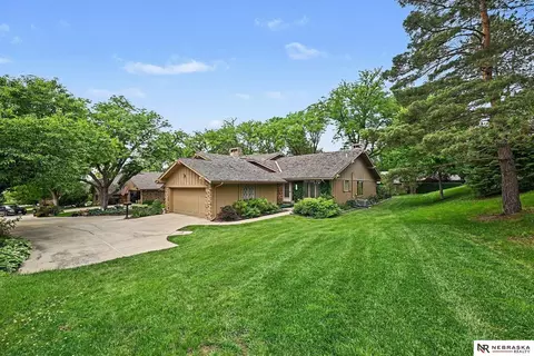 10262 Fieldcrest Dr, Omaha, NE 68114