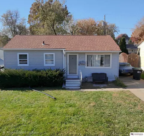 3236 S 39th St, Omaha, NE 68105