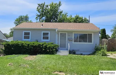 3236 S 39th St, Omaha, NE 68105