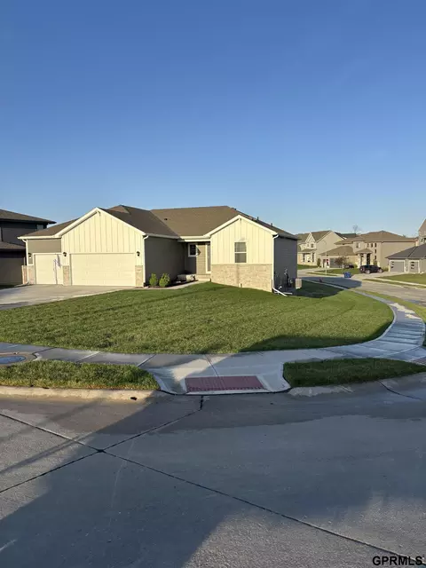 680 N 11th Cir, Springfield, NE 68059